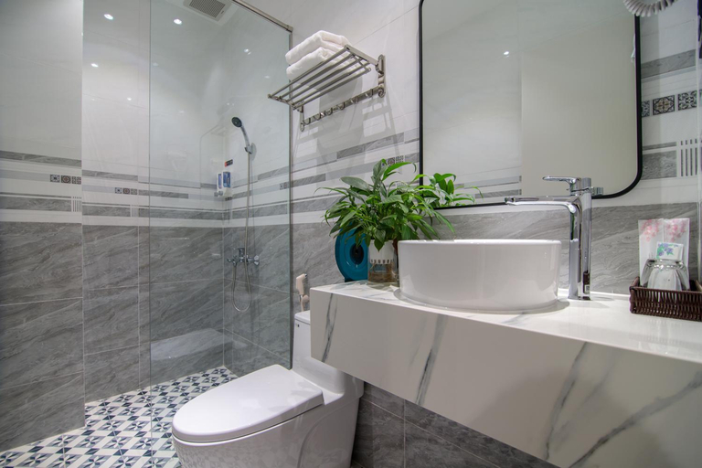Bathroom 5, BIN BIN HOTEL 11- NEAR ISLAND DIAMOND, District 2