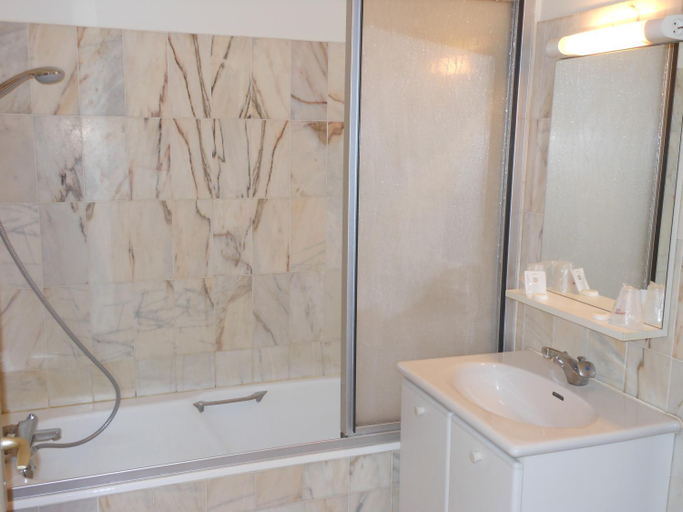 Bathroom 2, Le Central, Landes