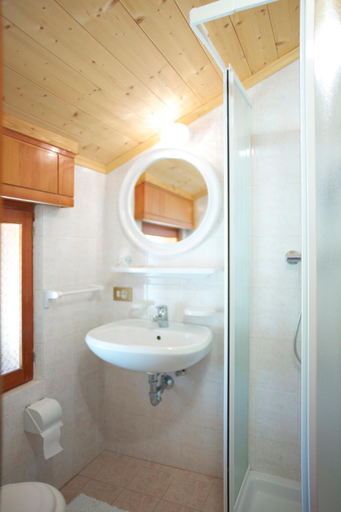 Bathroom 3, Rifugio Palafavera, Belluno