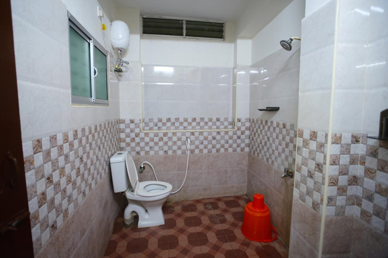 Bathroom 4, Ganesh Guest House, Chennai