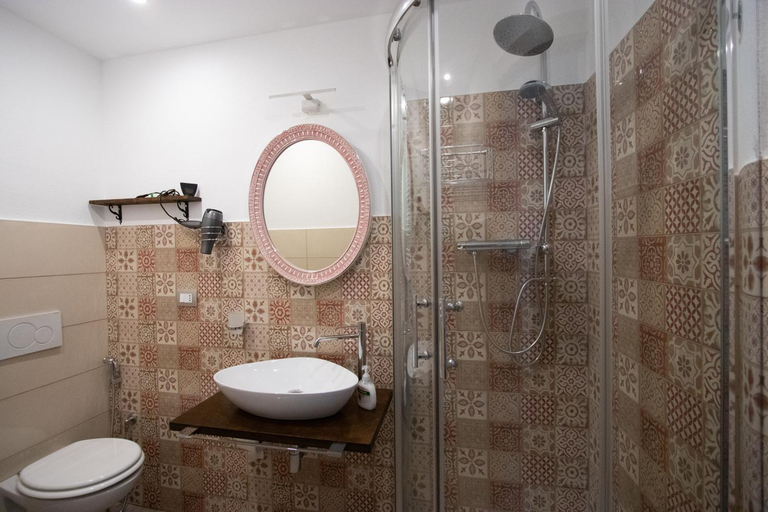 Bathroom 3, un posto al sole, Genova