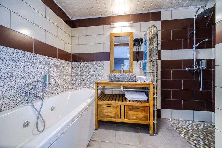 Bathroom 4, Sud Hotel, Le Tampon