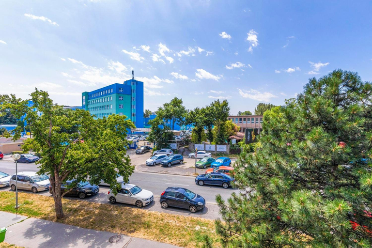 Apartment 20 minutes from city center w Netflix, Coffee or Tea & Parking, Bratislava II