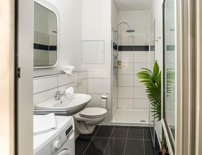 Bathroom 2, City Apartments by JUNIK Apartments, Krefeld
