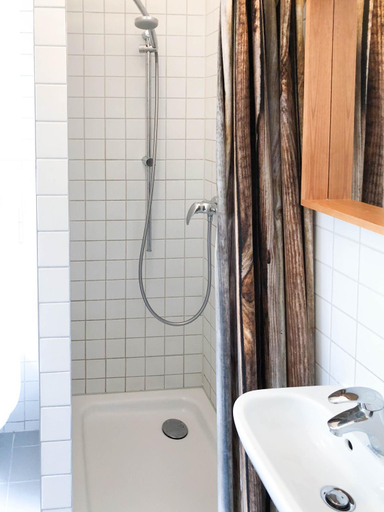 Bathroom 3, Pension Absolut Berlin, Berlin