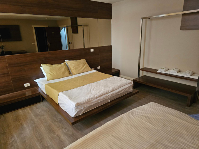 Others 3, HOTEL BENITA, Klina