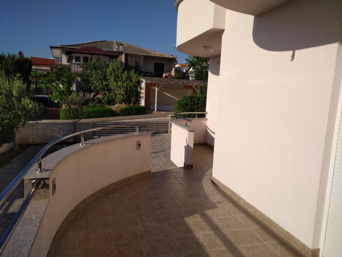 Others 3, Apartmani Klauda, Povljane