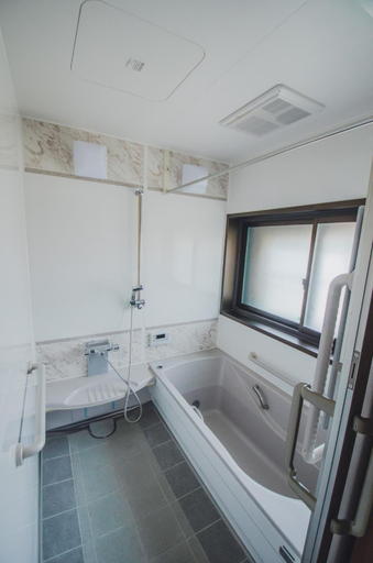Bathroom 2, 最大10名 築120年の物語 河崎浪漫館 囲炉裏と蔵サウナで整う贅沢な一棟貸し, Sado