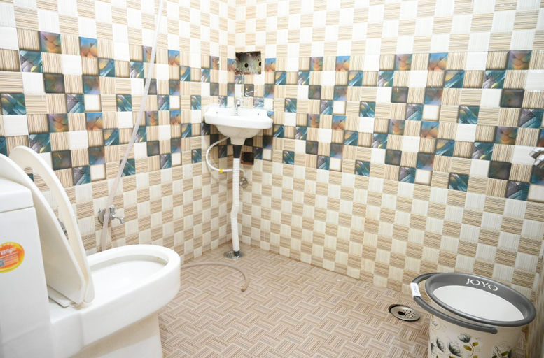 Bathroom 4, All In One Guest House, Bareilly