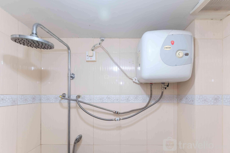 Bathroom 2, Comfort 2BR at Pakubuwono Terrace Apt By Travelio, Jakarta Selatan