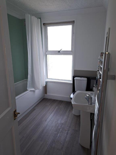 Others 3, Double Room near London Seven Kings Train Station, London