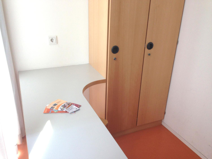 Bedroom 3, Jugendherberge Stuttgart Neckarpark, Stuttgart