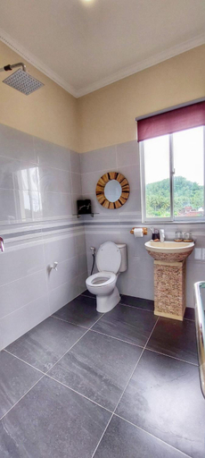 Bathroom 5, Summerfield Homestay and Cafe Pacitan, Pacitan
