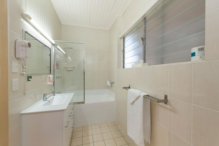 Bathroom 4, Coral Villa Motor Inn, Bundaberg
