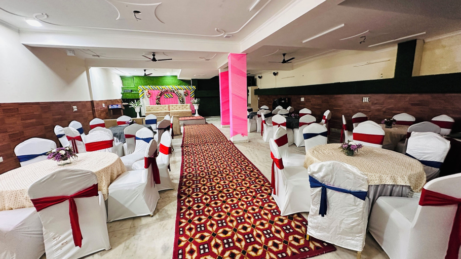 Food & Drinks 5, The Everest 43, Gautam Buddha Nagar