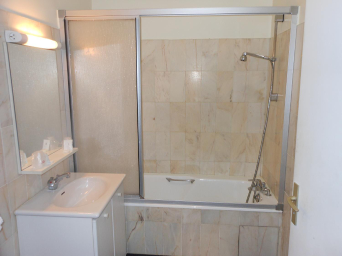 Bathroom 5, Le Central, Landes