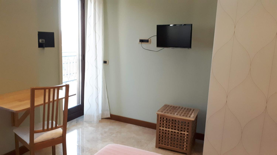 Others 3, b&b aurora, Catania