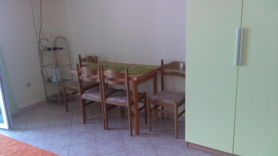 Others 3, Guesthouse BILI, Karlobag