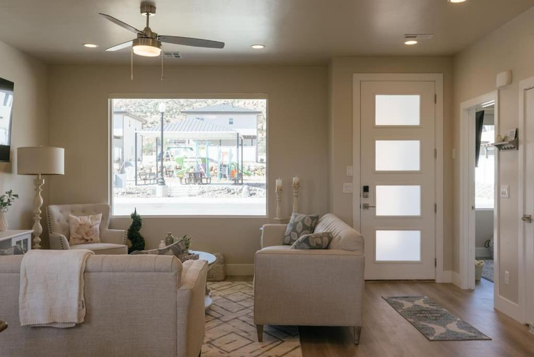 Others 4, White Rocks-4beds, 3bath,hot tub, Washington