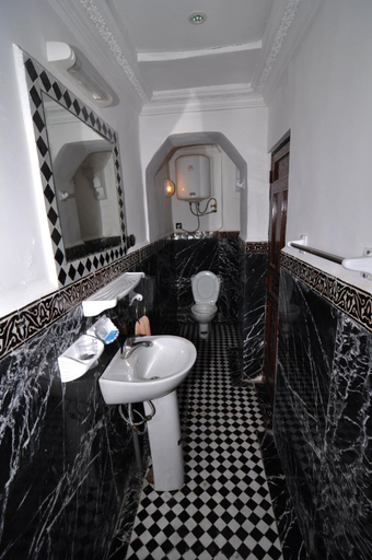 Bathroom 2, Riad Khouloud, Fès