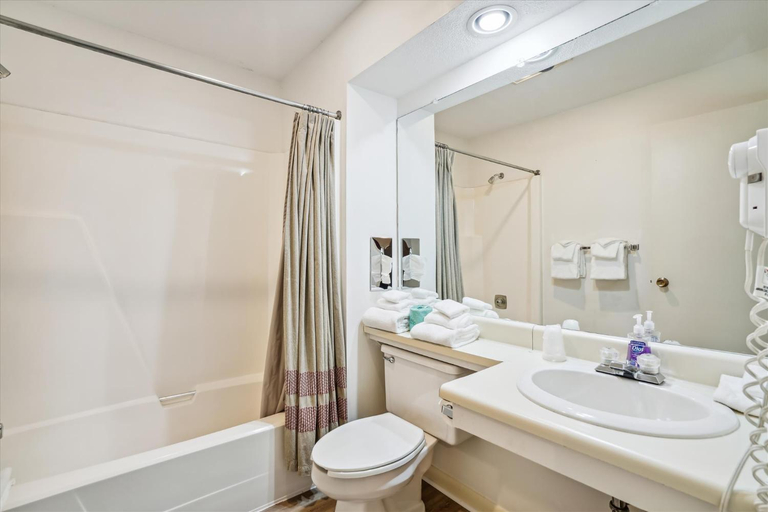 Bathroom 2, Cedarbrook Queen Suite 109, Windsor