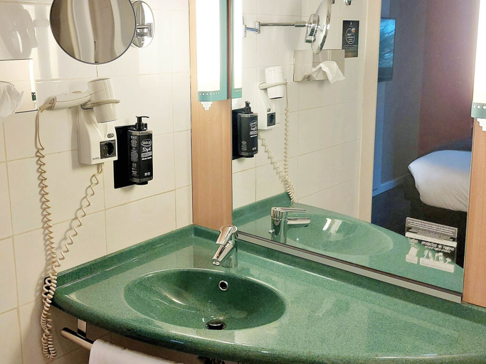 Bathroom 4, ibis Valencia Bonaire Airport, Valencia