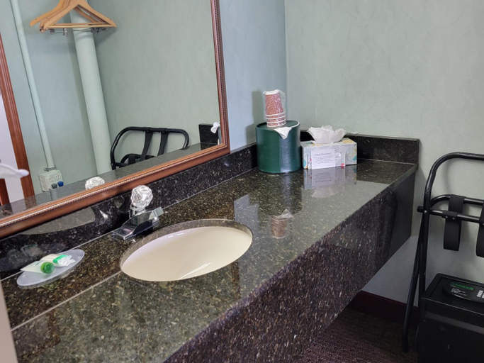 Bathroom 3, Downtown Inn, Buncombe