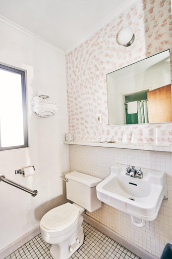 Bathroom 4, 7 Inn, Tehama