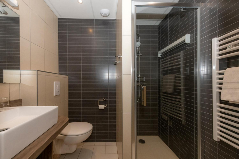 Bathroom, VTF L'Hotel Des Bains, Côtes-d'Armor