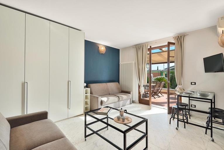 Others 3, Mistral Holidays - Splendido monolocale con spazioso giardino e veranda a 500 mt dal mare, Massa Carrara