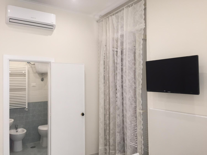 Bathroom 5, Albergo Oasi, Napoli