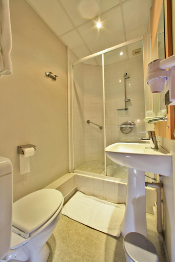 Bathroom 2, Logis Hotel Le Lion d'Or, Vienne