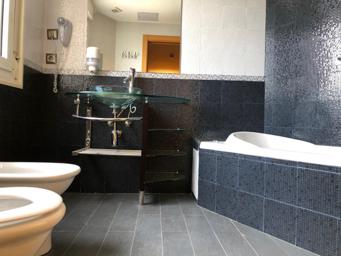 Bathroom 3, Hotel V Ciudad, Burgos