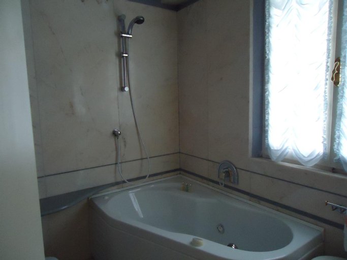 Bathroom 7
