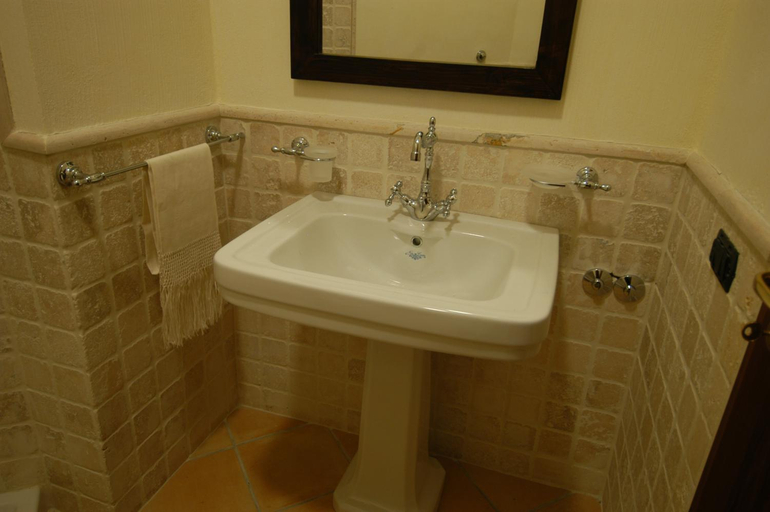 Bathroom, Palazzo dei Poeti, Matera
