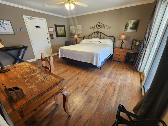 Bedroom 2, Tennessee Room at Tennessee RiverPlace, Hamilton