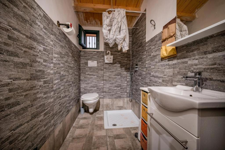 Bathroom 3, Villa Agapanthus, Trapani