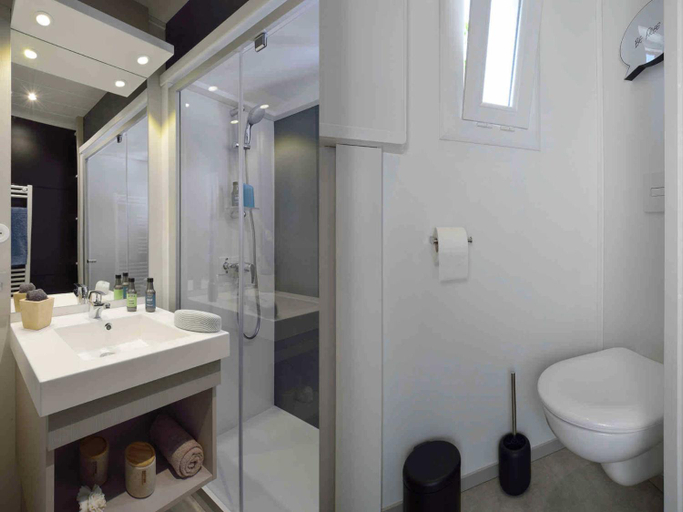 Bathroom 2, Les Chalets de Saint Maurice (Dieulefit), Drôme