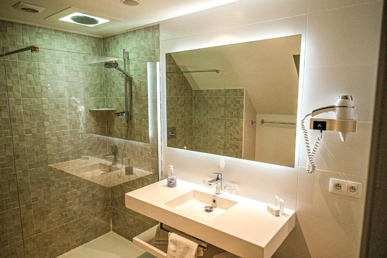 Bathroom 11