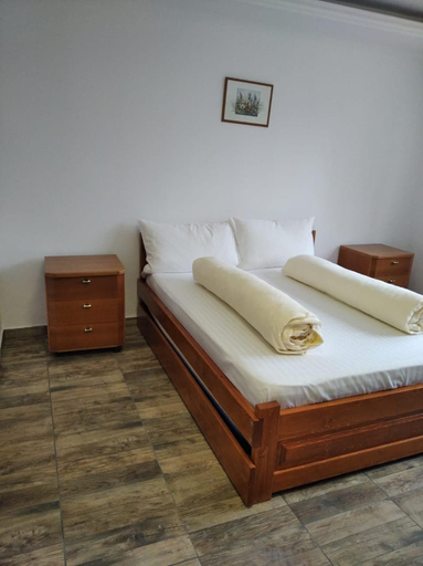 Others 5, Vila Liliacul, Budureasa