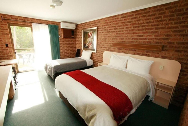Bedroom 2, Eildon Parkview Motor Inn Room 11, Murrindindi - East