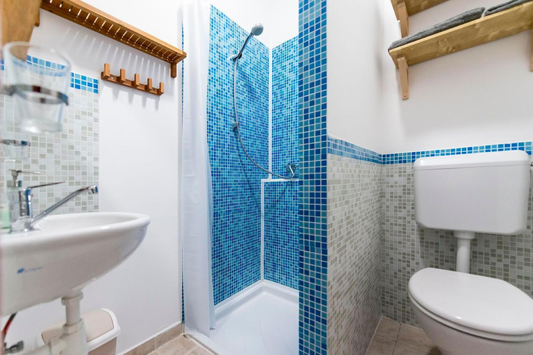 Bathroom, Natali Vendeghaz es etterem Matra, Gyöngyös