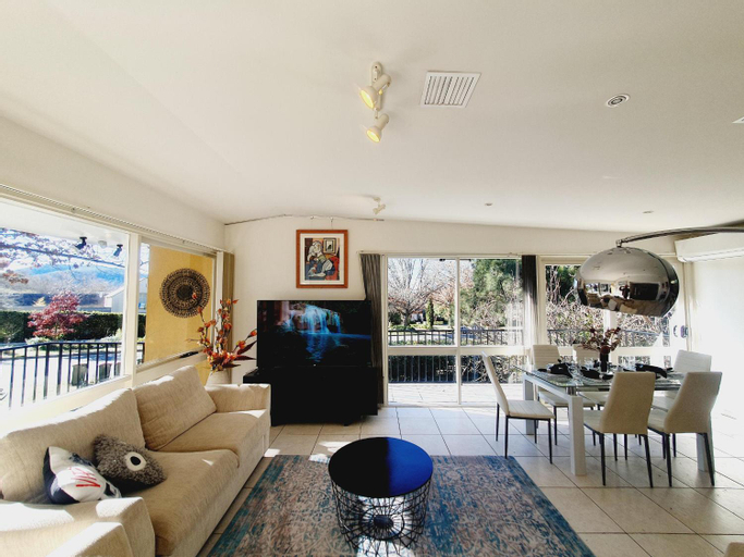 Bedroom 2, Yarralumla Sunny&open&comfy 3B&2B home near by a lake and shopping centre, Canberra