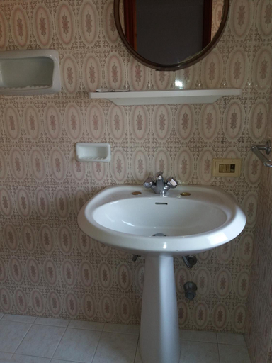 Bathroom 1, Albergo Europa, Ragusa