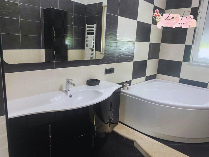 Bathroom 4, LA FIESTA, Salerno