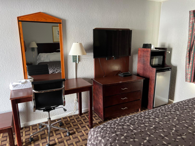 Others 4, Budget Inn, Leon