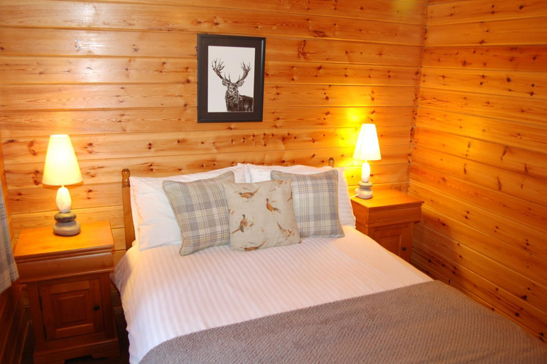 Bedroom, Cosy Rowan woodland lodge no3, Stirling