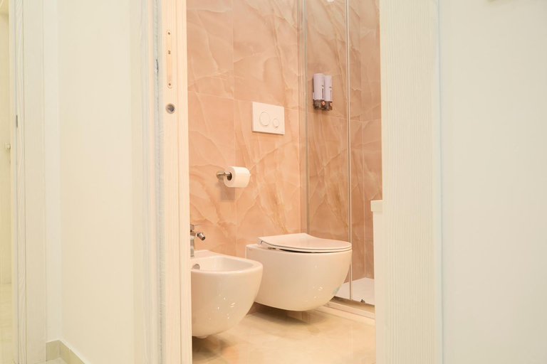 Bathroom 2, Napoli Central Lumina Suites, Napoli