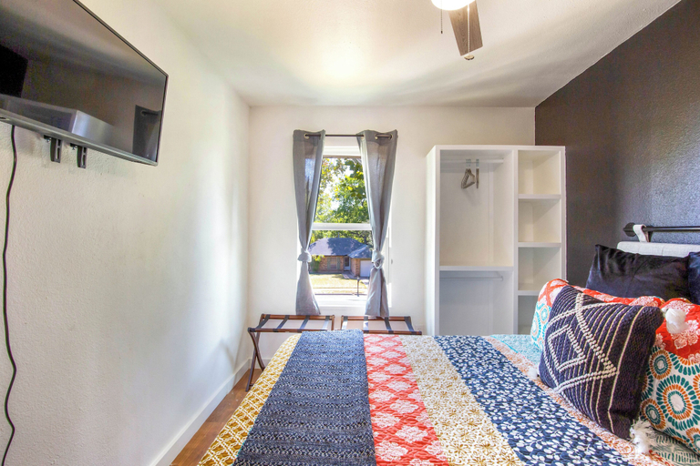 Bedroom 4, Bedroom in Home 7 Miles from Downtown, Travis