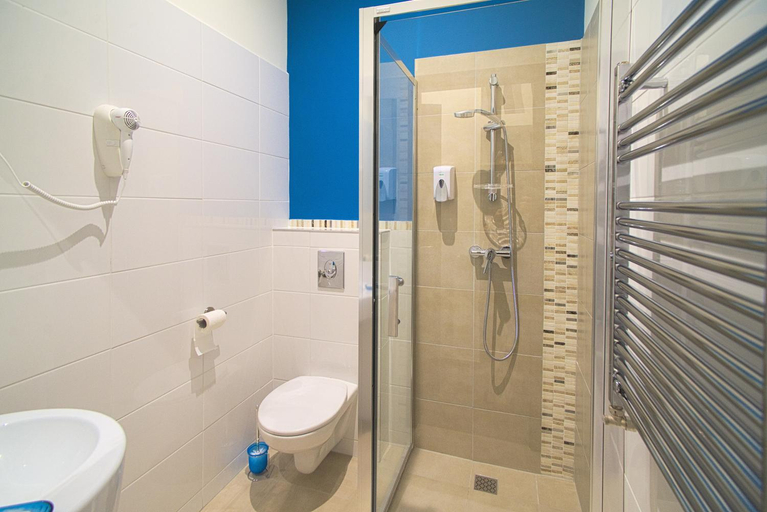 Bathroom 3, Focus Point Apartments, Budapesti